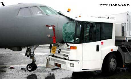 Batida entre aviÃ£o e caminhÃ£o